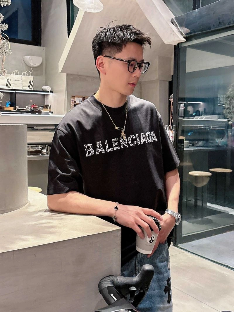 Resilient Balenciaga T-Shirts 96928