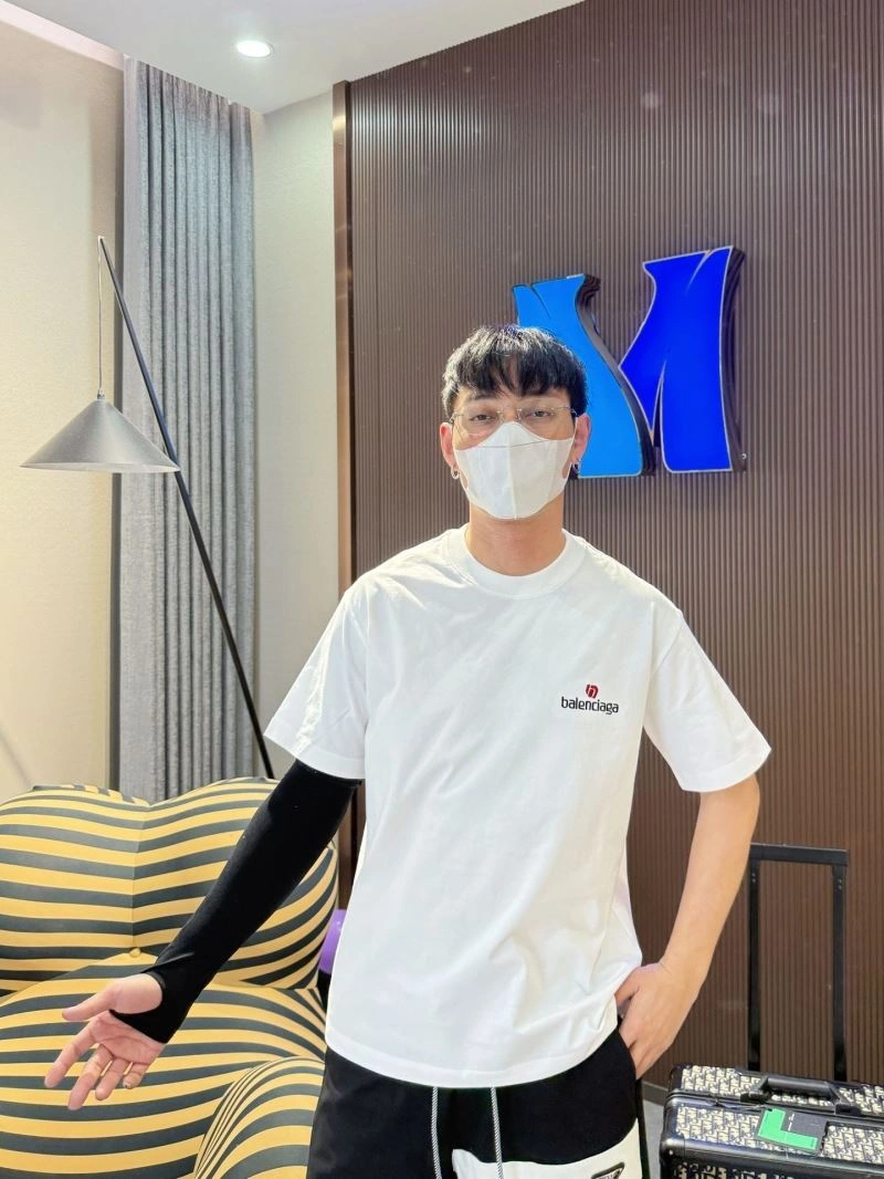 Resilient Balenciaga T-Shirts 96623