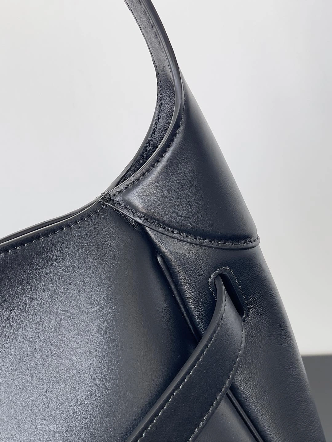 Balenciaga Urban  Air Series Adjustable Shoulder Bag Lightweight 60895