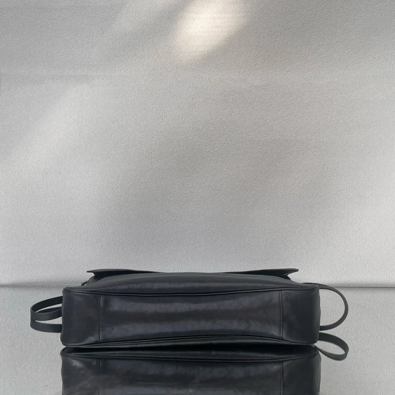 Trendsetting Balenciaga Vintage Grungy Leather Everyday Bag - Model 38247