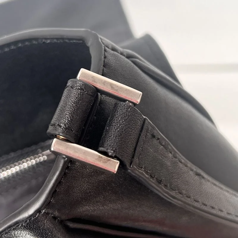 Trendsetting Balenciaga Vintage Grungy Leather Everyday Bag - Model 38247