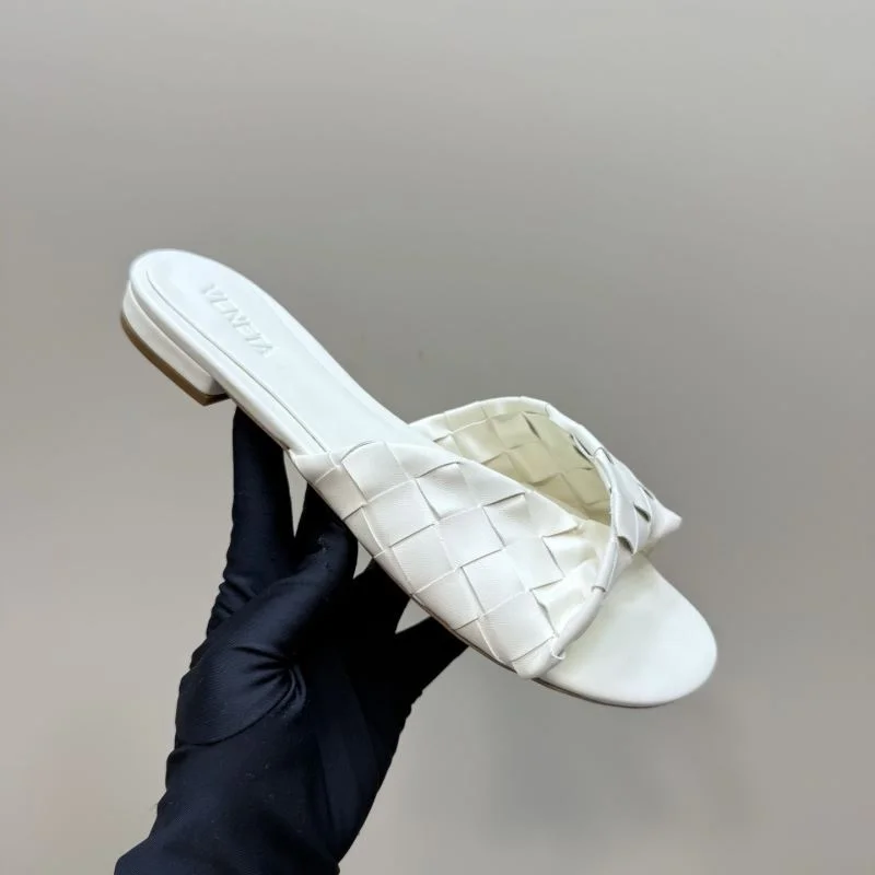 Minimalist Bottega Veneta Sandals 12947