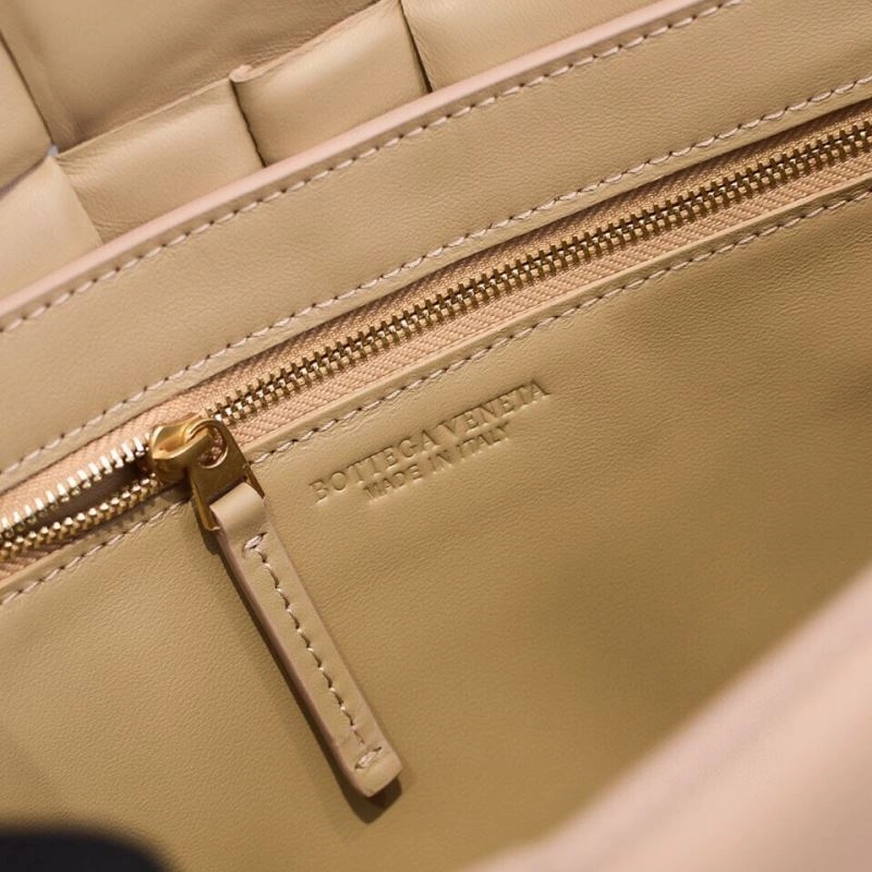 Bottega Veneta Satchel Bags Elegant 68089