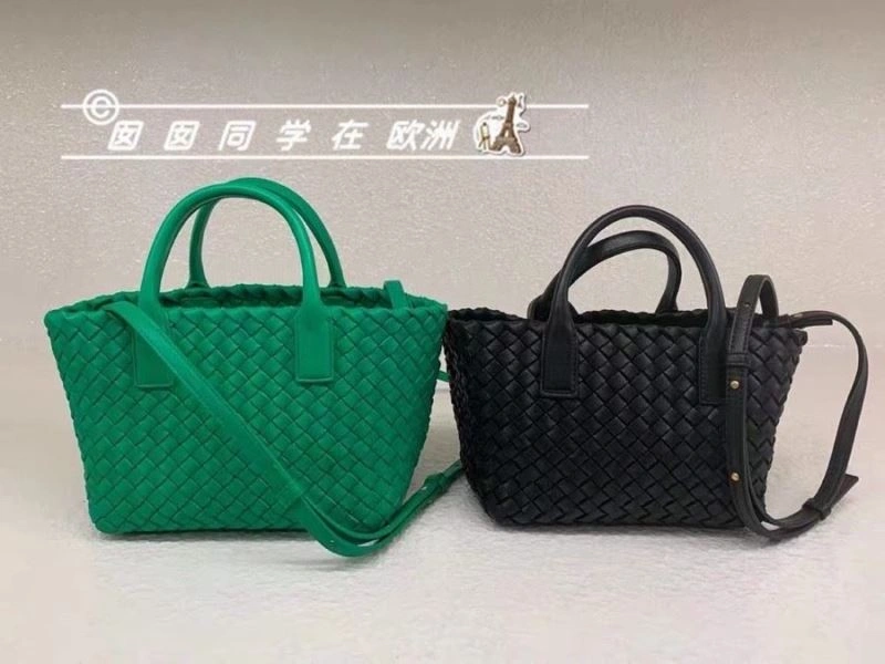 SmoothTexture Bottega Veneta Shopping Bags 68017