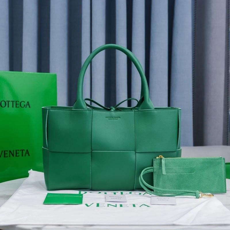 Unisex Bottega Veneta Shopping Bags 67931