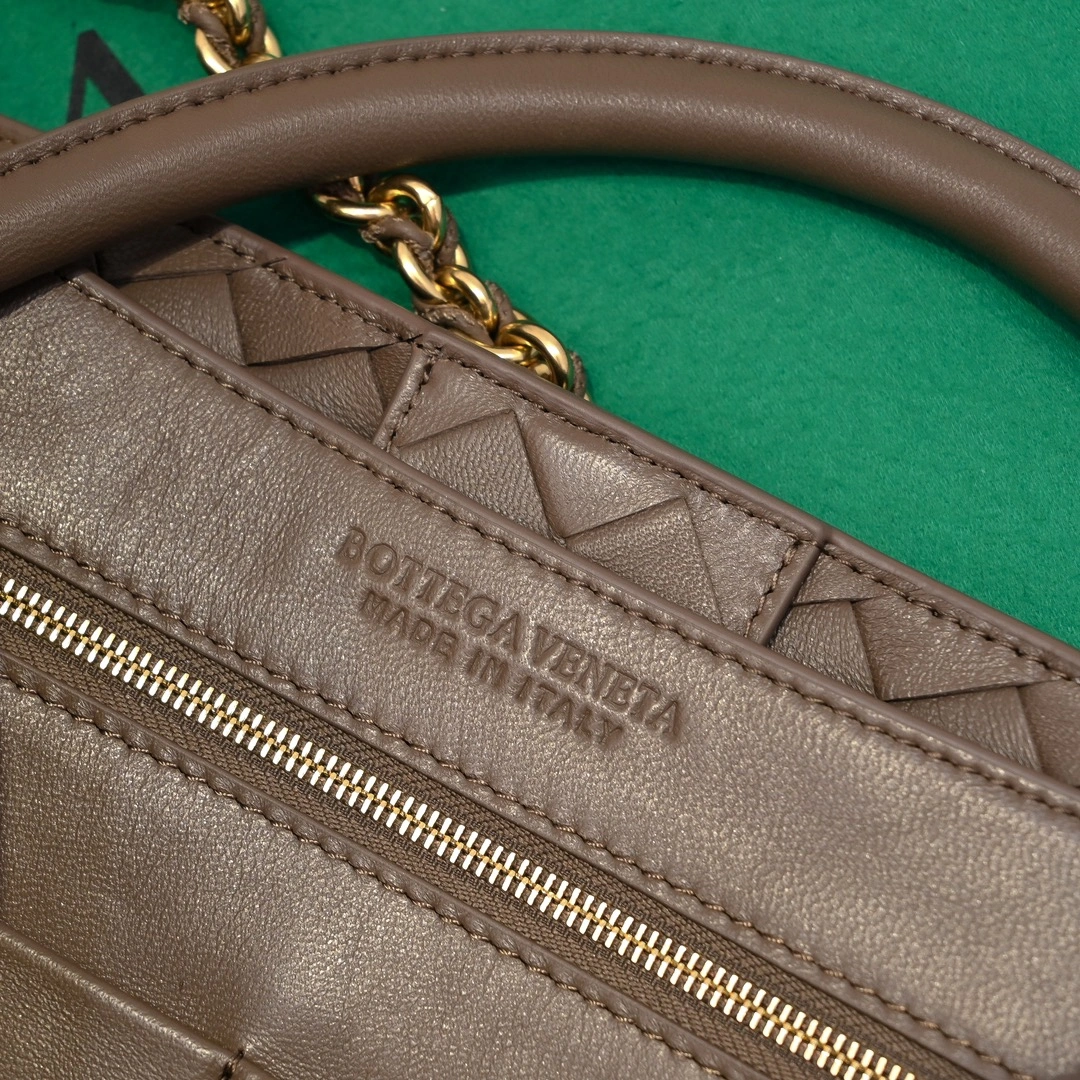 Unisex Bottega Veneta Top Handle Bags 67685