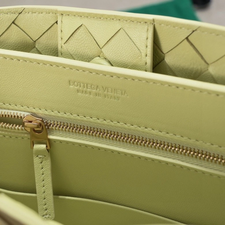 ZeroBulk Bottega Veneta Top Handle Bags 64143