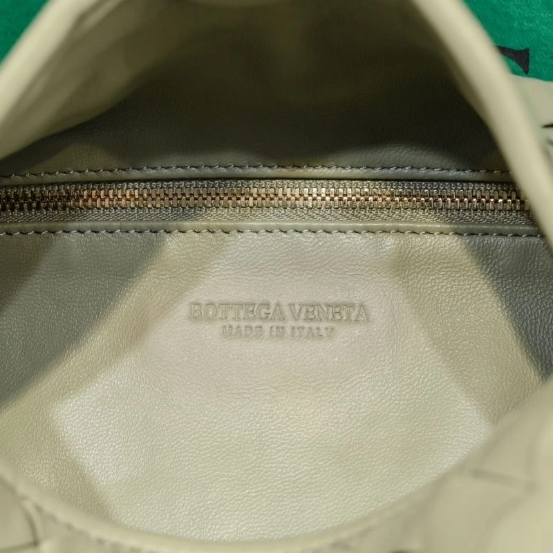 Sporty Bottega Veneta Top Handle Bags 64189