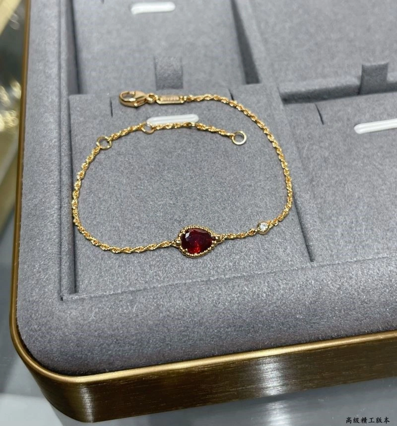 Trendsetting Boucheron Bracelets 210144