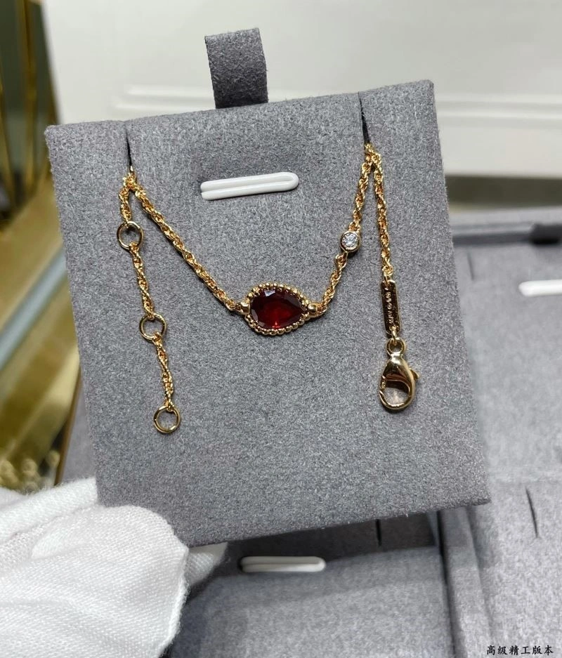 Trendsetting Boucheron Bracelets 210144