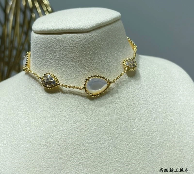 Lightweight Boucheron Bracelets 210136
