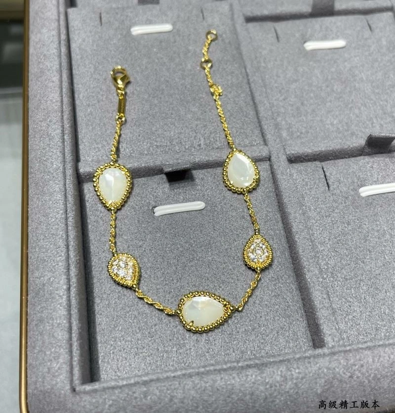 Lightweight Boucheron Bracelets 210136