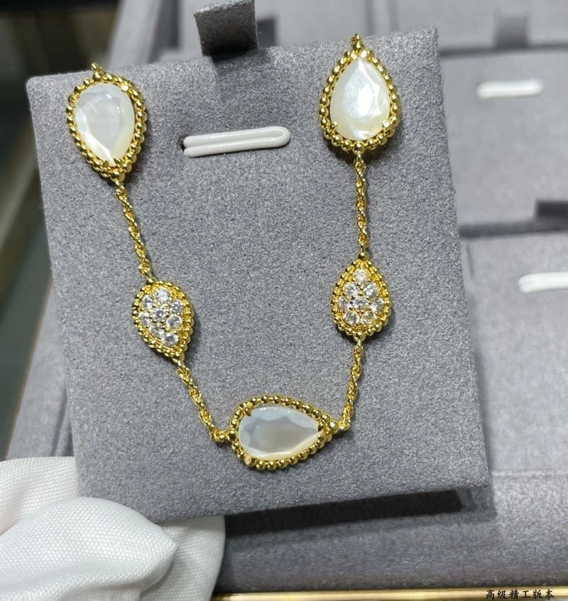 Lightweight Boucheron Bracelets 210136