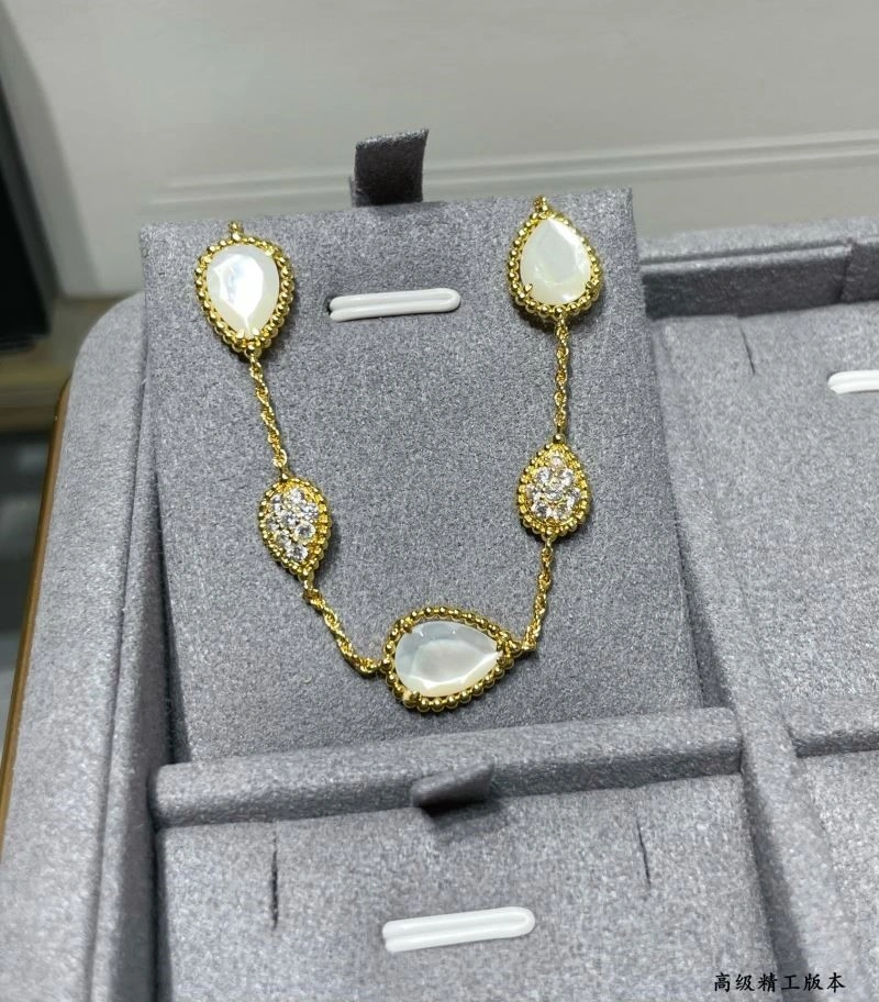 Lightweight Boucheron Bracelets 210136