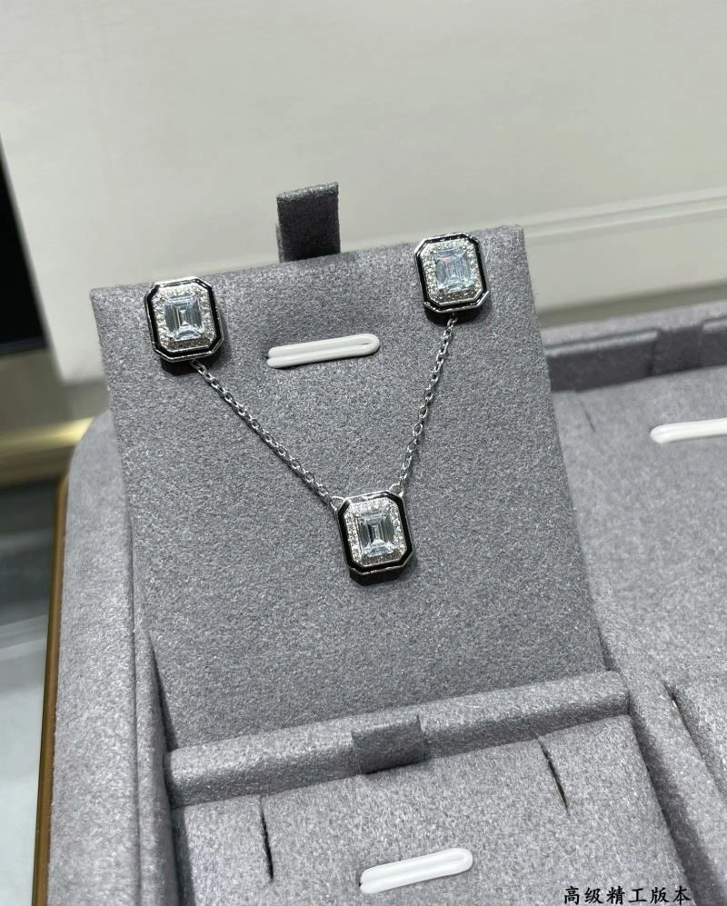NewStyle Boucheron Earrings 210106