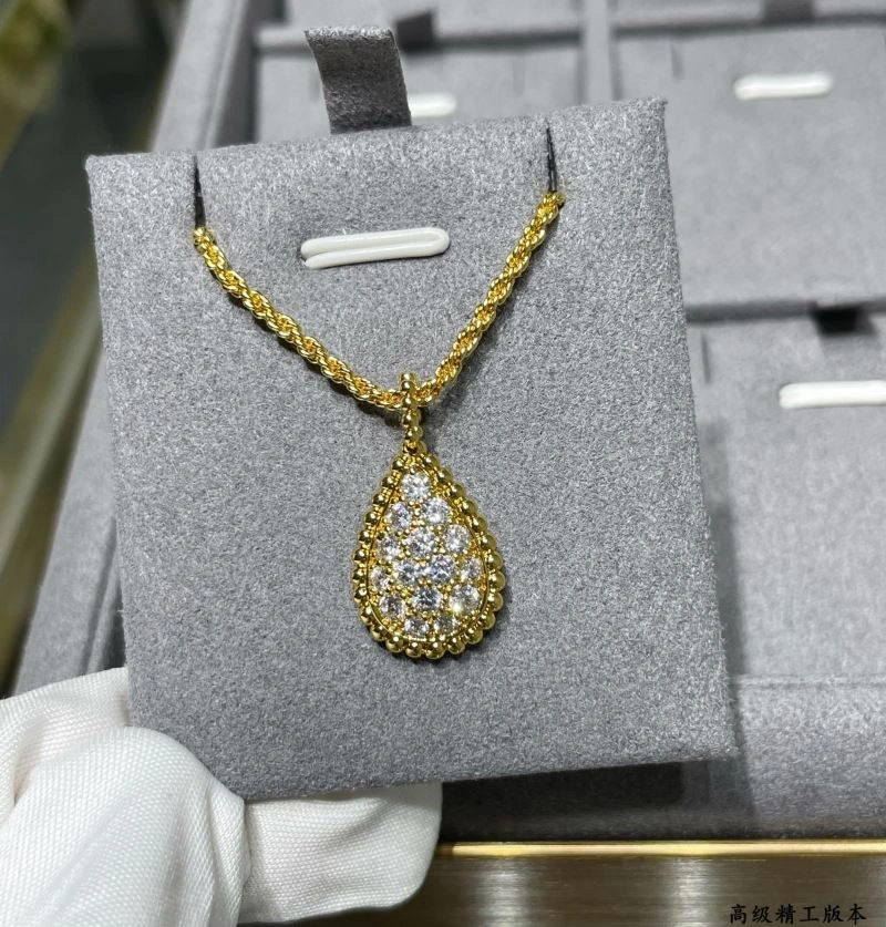 Boucheron Necklaces Bright 212366