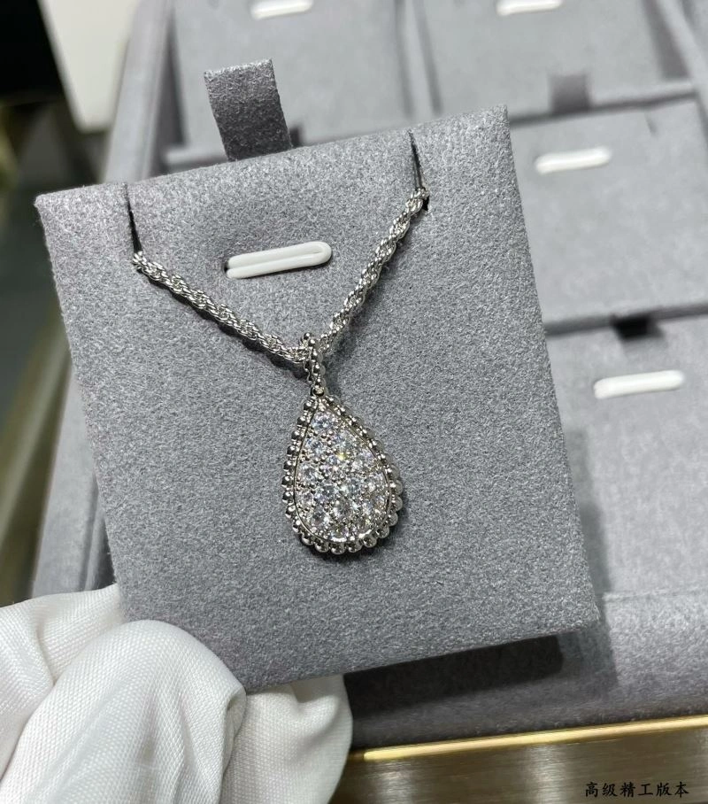 Boucheron Necklaces Bright 212366