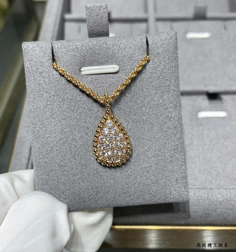Boucheron Necklaces Bright 212366