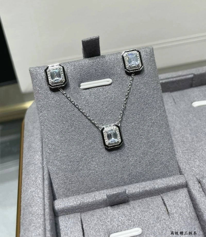 Thermal Boucheron Necklaces 210103