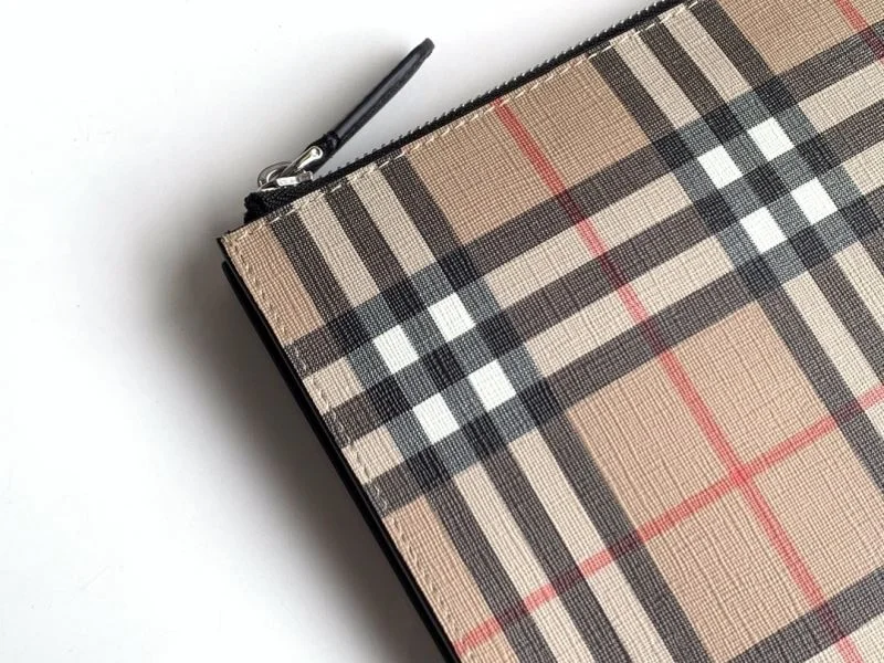 Sporty Burberry Clutch Bags 38132