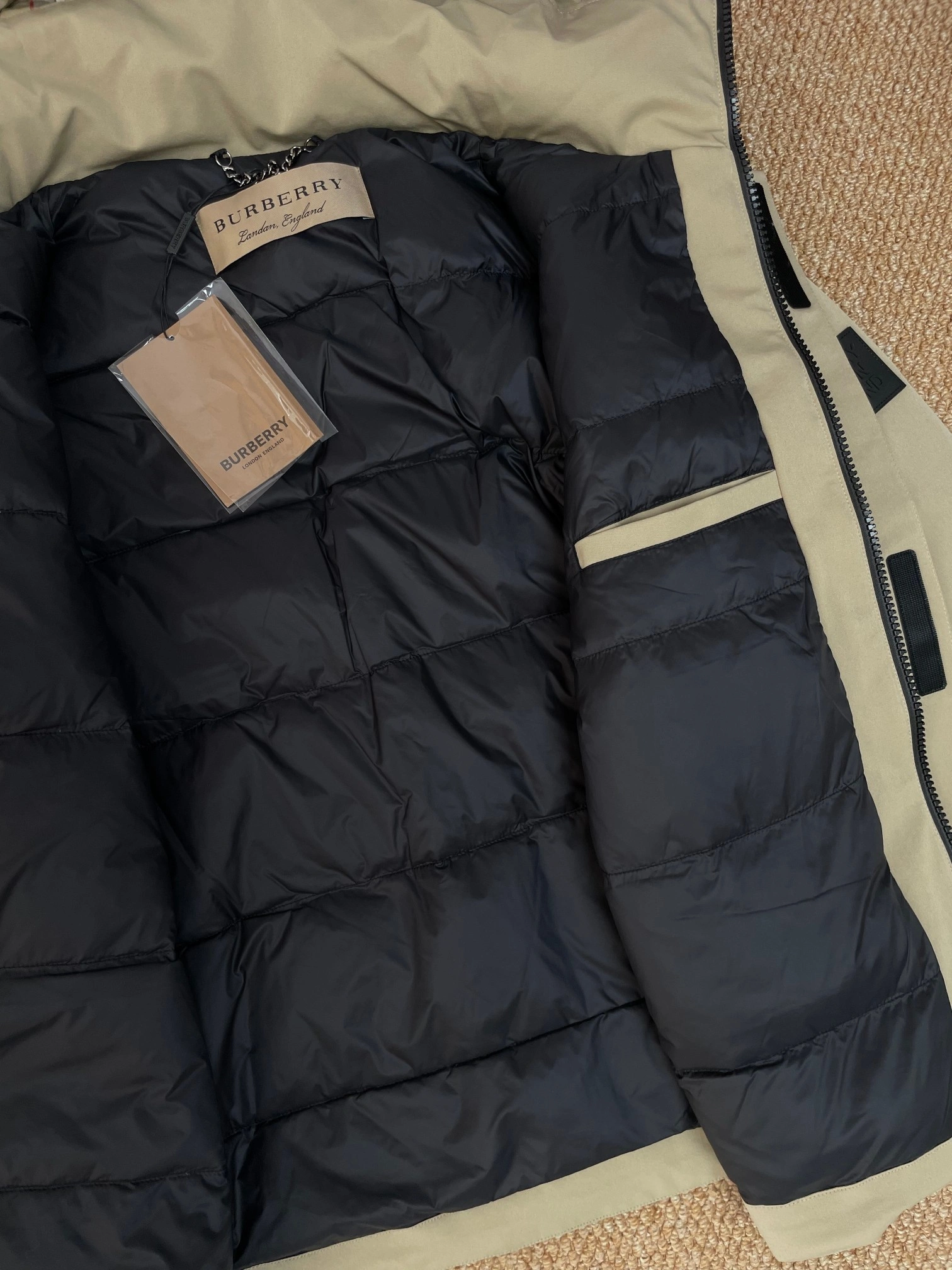 Reliable Burberry Down Jackets 106011