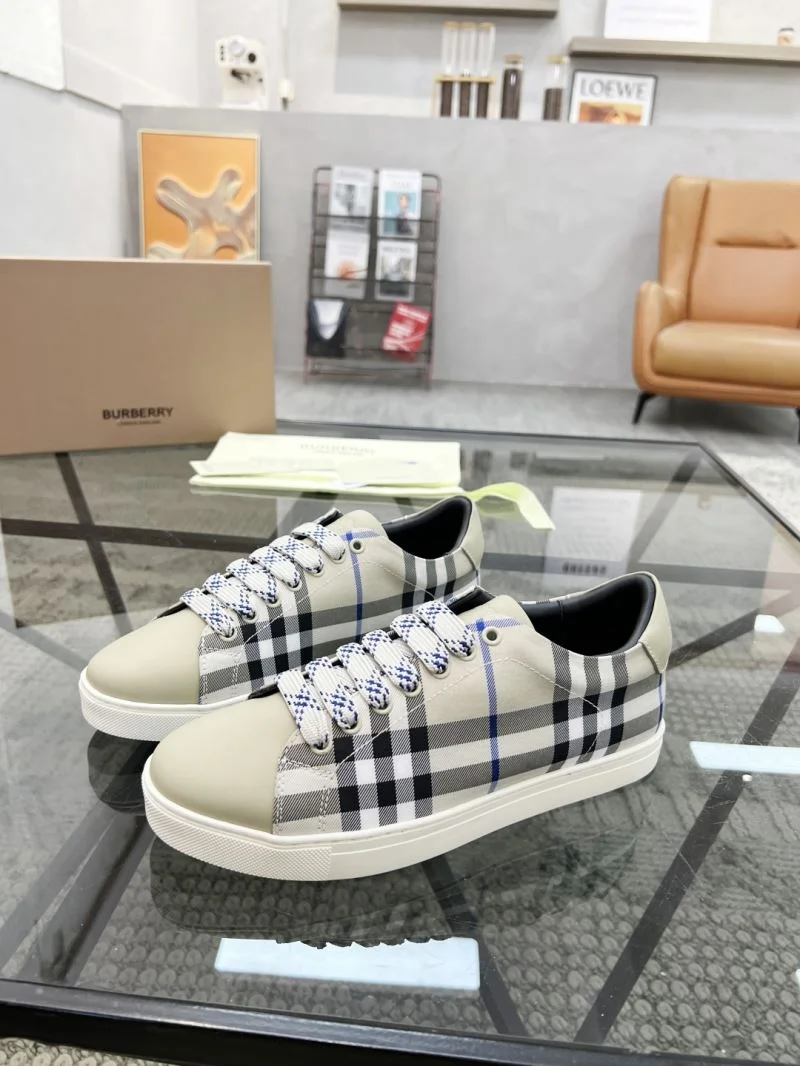 UrbanChic Burberry Low Shoes 17103