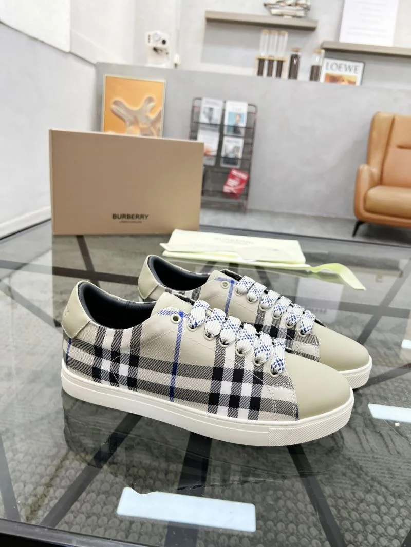 UrbanChic Burberry Low Shoes 17103