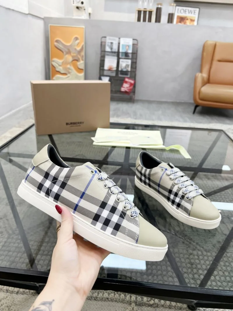 UrbanChic Burberry Low Shoes 17103