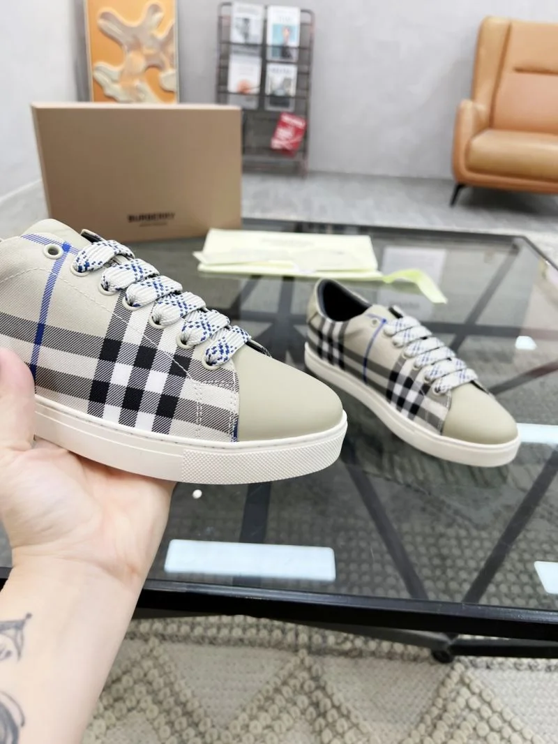 UrbanChic Burberry Low Shoes 17103