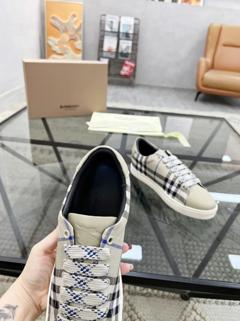 UrbanChic Burberry Low Shoes 17103