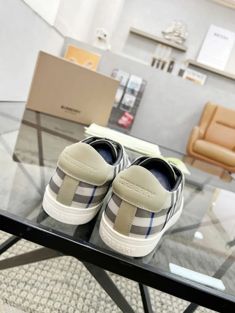 UrbanChic Burberry Low Shoes 17103