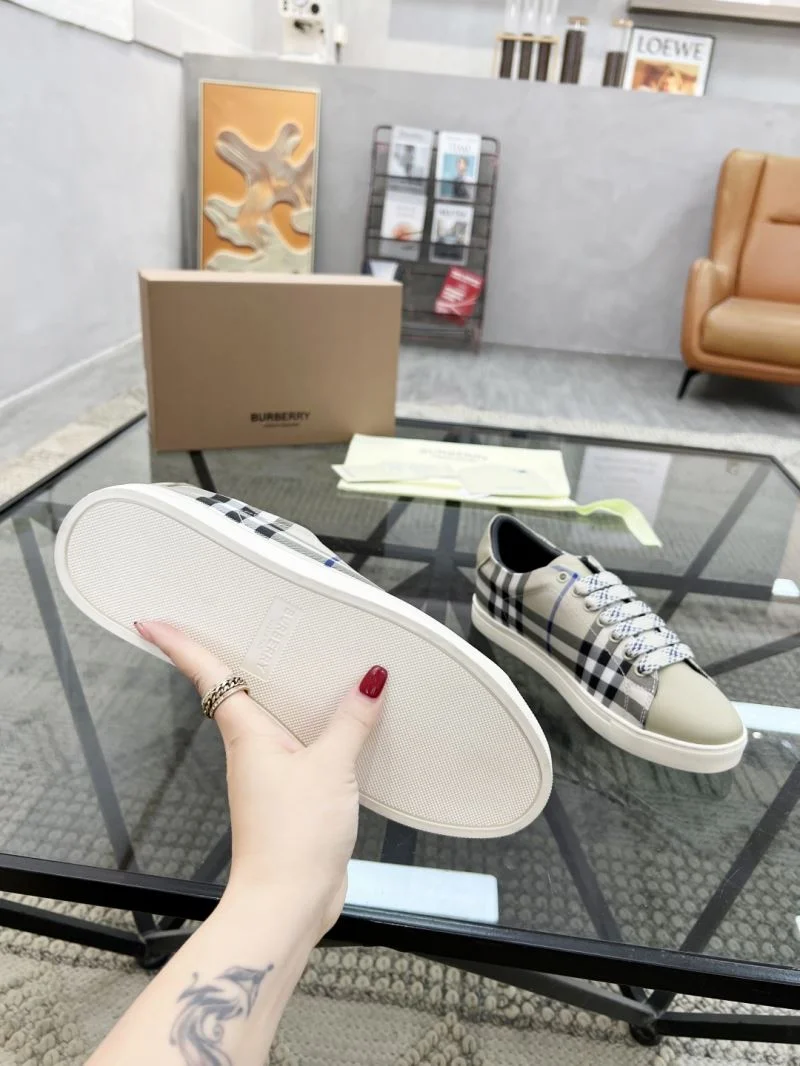 UrbanChic Burberry Low Shoes 17103