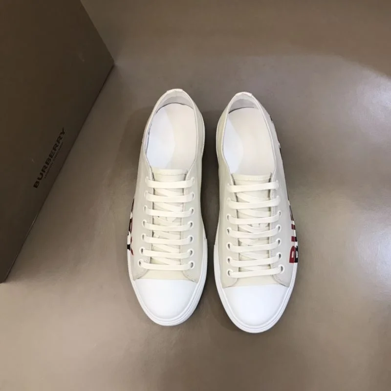 Burberry Low Shoes Durable 17082