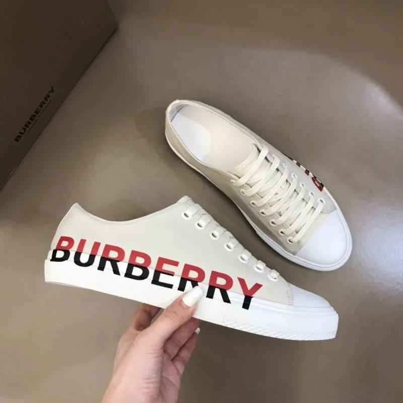Burberry Low Shoes Durable 17082