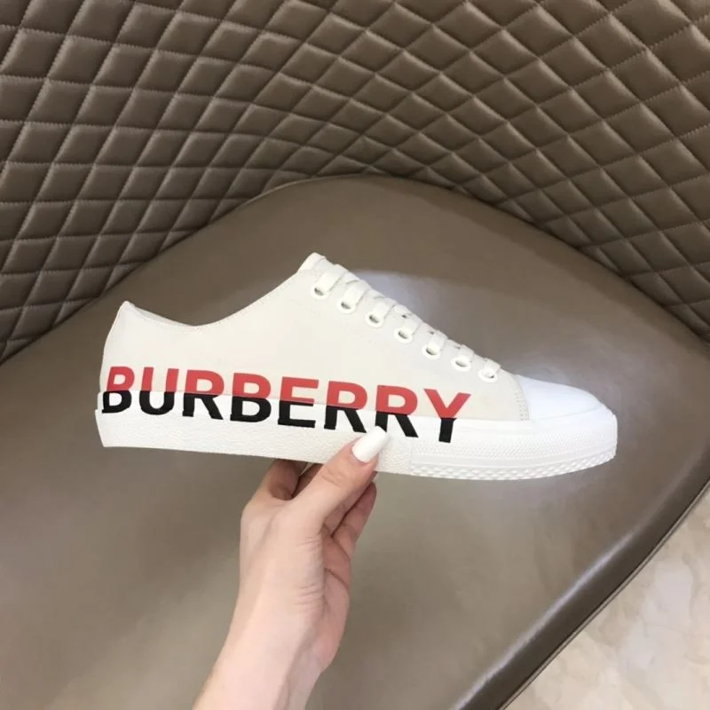 Burberry Low Shoes Durable 17082