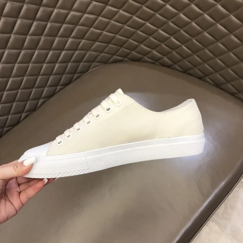 Burberry Low Shoes Durable 17082