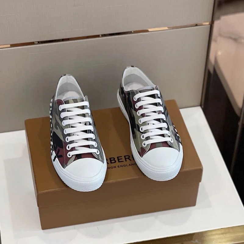 UrbanChic Burberry Low Shoes 17068