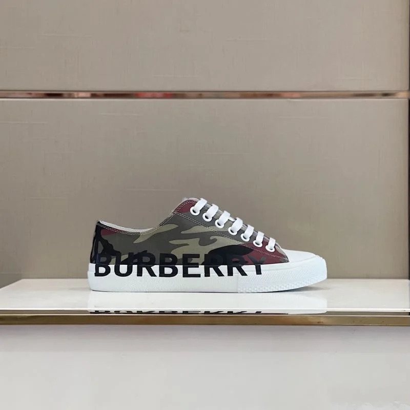 UrbanChic Burberry Low Shoes 17068