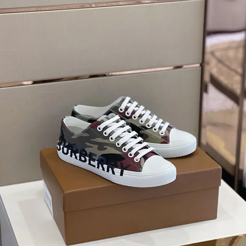UrbanChic Burberry Low Shoes 17068