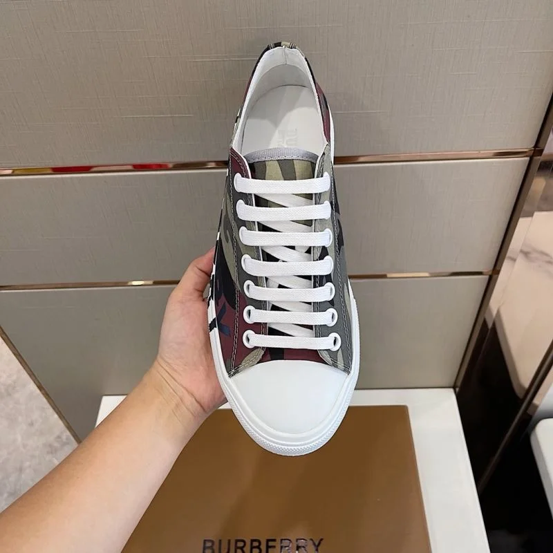 UrbanChic Burberry Low Shoes 17068