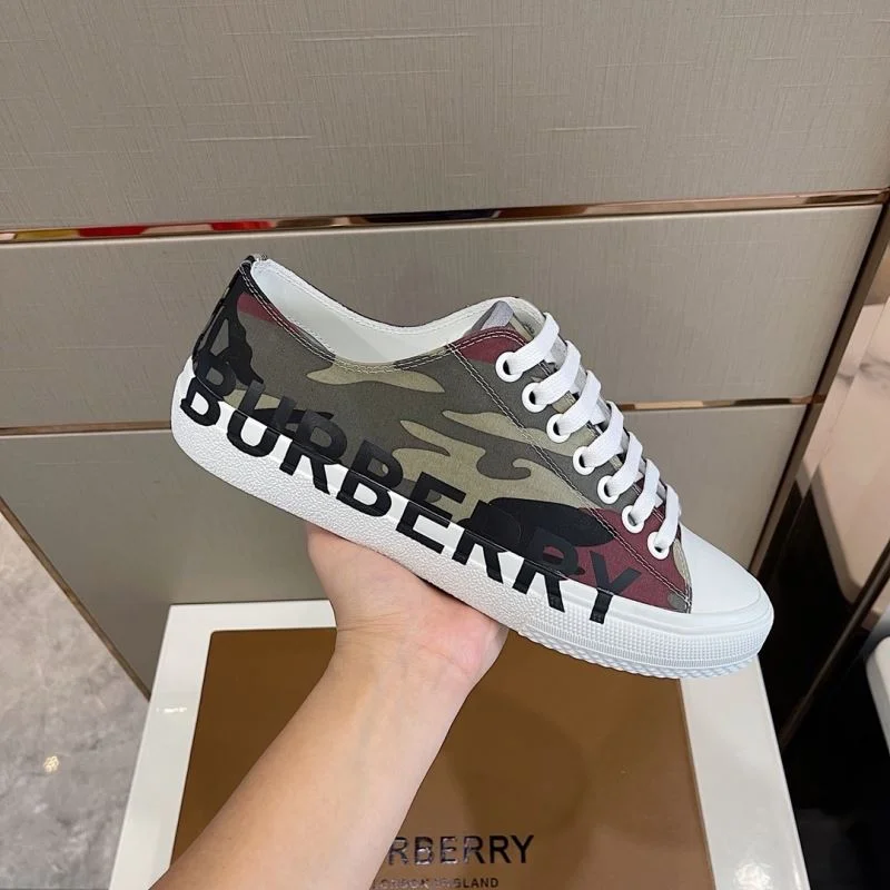 UrbanChic Burberry Low Shoes 17068