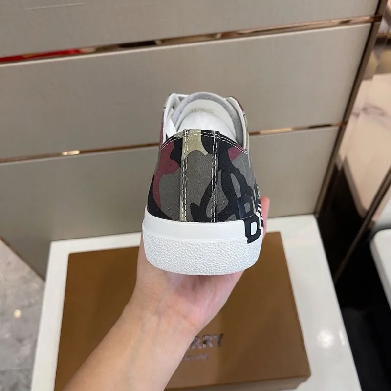 UrbanChic Burberry Low Shoes 17068