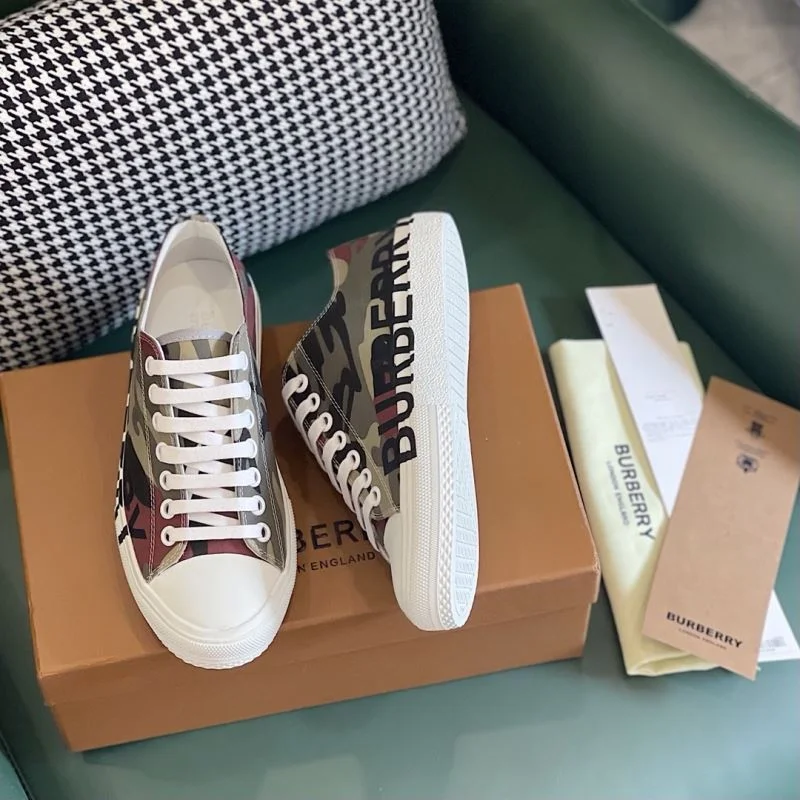 UrbanChic Burberry Low Shoes 17068