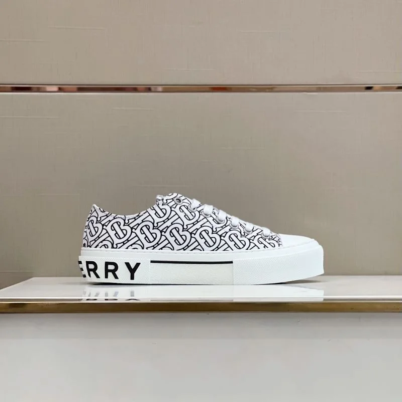 Burberry Low Shoes Durable 17058