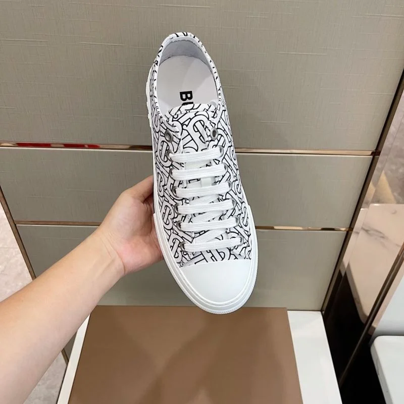Burberry Low Shoes Durable 17058
