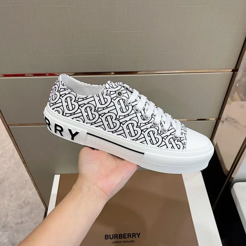 Burberry Low Shoes Durable 17058