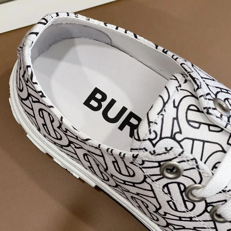 Burberry Low Shoes Durable 17058