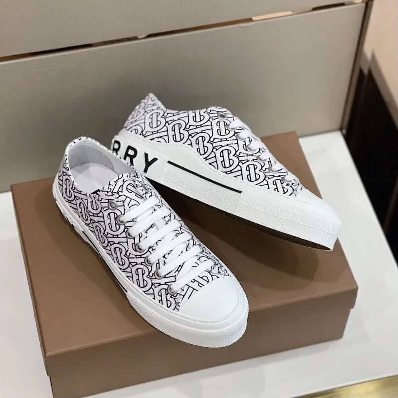 Burberry Low Shoes Durable 17058