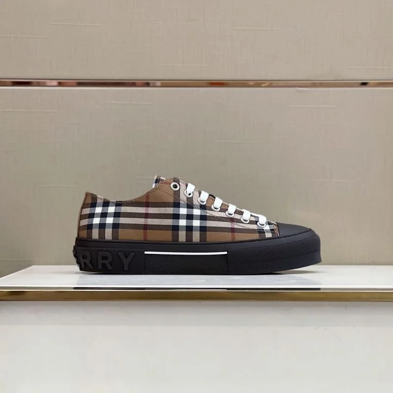 Burberry Low Shoes StreetReady 17094