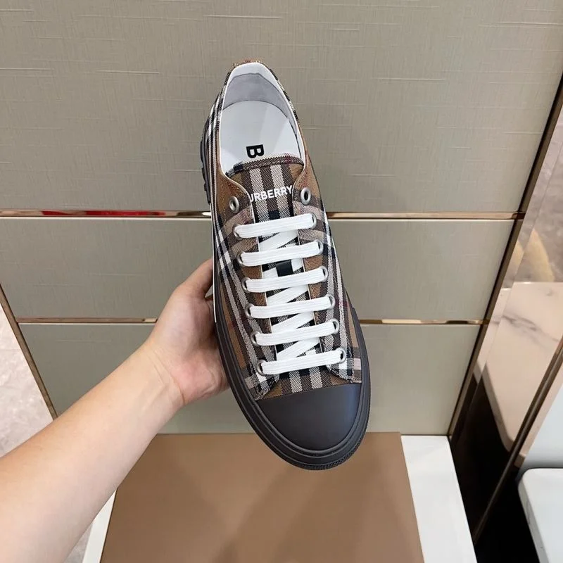 Burberry Low Shoes StreetReady 17094